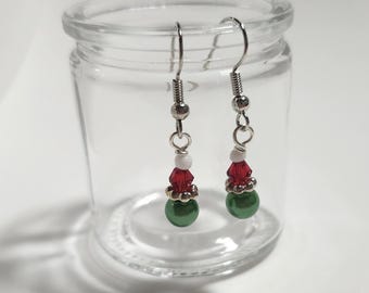 Winzige „Grinch“-Ohrringe, handgefertigt aus grünen Kunstperlen, roten und weißen Glaskristallperlen an silberfarbenen Ohrhaken.