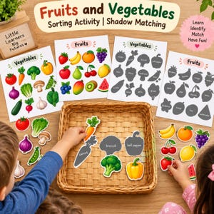 Può includere: Un set di attività di smistamento di frutta e verdura con fogli stampati raffiguranti prodotti colorati e sagome d'ombra corrispondenti, insieme a ritagli individuali di prodotti posti in un cesto intrecciato per l'abbinamento.