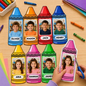 Puede incluir: Un conjunto de ocho recortes de papel con forma de crayón, cada uno con el retrato de un niño y una etiqueta con su nombre. Los colores incluyen azul, naranja, rojo, azul oscuro, amarillo, rosa y verde. Un recorte rosa está siendo recortado con tijeras.