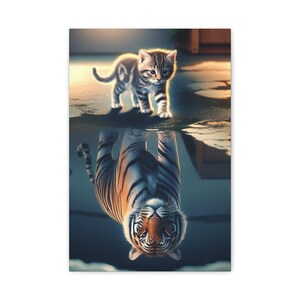 Può includere: Stampa su tela raffigurante un gattino e il suo riflesso come una tigre. Il gattino, a strisce grigie e marroni, cammina su una superficie bagnata. Il riflesso della tigre, arancione e nero con strisce bianche, è capovolto nell'acqua.