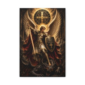 Op de afbeelding: Een verticale wandkunstprint met de aartsengel Michaël in een gouden harnas met grote vleugels, die een gloeiend zwaard en een schild met het opschrift "QUIS UT DEUS" vasthoudt. Onderaan is een donkere draak verslagen. Bovenaan een Sint-Benedictusmedaille.