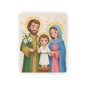 Può includere: Un puzzle rettangolare con un'illustrazione in stile cartone animato di una famiglia con un uomo barbuto in tunica verde che tiene gigli bianchi, un bambino in tunica bianca su uno sgabello e una donna con velo blu e abito rosa.