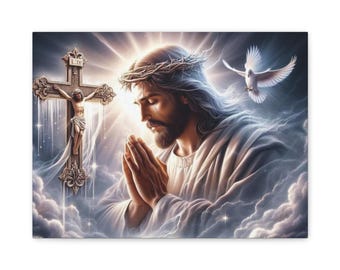 Op de afbeelding: Religieuze canvas print met een serene figuur met een doornenkroon, handen gevouwen in gebed en een kruis op de achtergrond. Een witte duif vliegt in de buurt, tegen een achtergrond van wolken en stralend licht.
