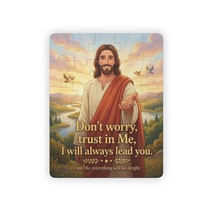 Può includere: Un puzzle rettangolare con l'illustrazione di una figura barbuta in tunica bianca e scialle rosso con la mano tesa. Il testo recita: Don't worry, trust in Me, I will always lead you. Trust Me, everything will be alright.