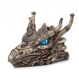 Op de afbeelding: Een mechanisch drakenkopbeeld met een metallic bronzen afwerking en rode en gouden accenten. Het ontwerp bevat ingewikkelde tandwielen, leidingen en een ronde wijzerplaat op het voorhoofd. Een enkel felblauw oog is aan de zijkant zichtbaar.