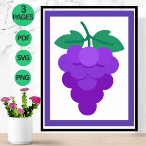 Puede incluir: Una impresión enmarcada con una ilustración estilizada de un racimo de uvas moradas con hojas verdes. La obra de arte está sobre un fondo blanco dentro de un marco morado. La imagen también incluye el texto "3 PAGES", "PDF", "SVG" y "PNG".