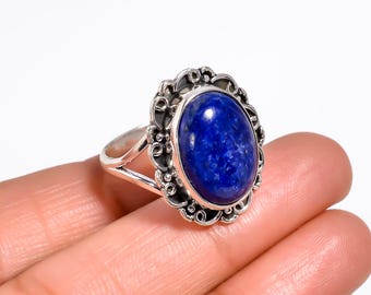 Anillo solitario de lapislázuli azul natural con cabujón ovalado, plata de ley 925 oxidada, hecho a mano.