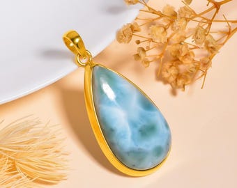 Colgante de larimar azul natural hecho a mano en plata de ley 925 bañado en oro amarillo. Regalo para mujer. Impresionante joyería de larimar. Regalos de cumpleaños para ella.