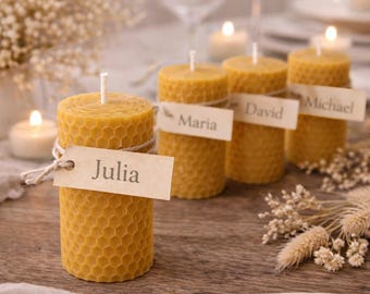 Gastgeschenk zur Hochzeit, personalisierte Bienenwachskerze mit Namen, Tischkarte und natürliche Tischdeko, handgemacht