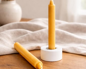 Bienenwachskerzen Set | Natürliches kleines Geschenk mit Kerzenhalter, 2 Tafelkerzen - Mitbringsel statt Blumen, kleine Auszeit
