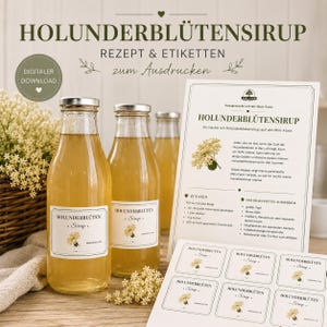 Könnte beinhalten: Drei Glasflaschen Sirup mit silbernen Deckeln und Etiketten mit der Aufschrift "Holunderblüten Sirup". Ein Rezeptzettel und gedruckte Etiketten sind ebenfalls sichtbar. Das Bild hat einen rustikalen, hausgemachten Charakter.