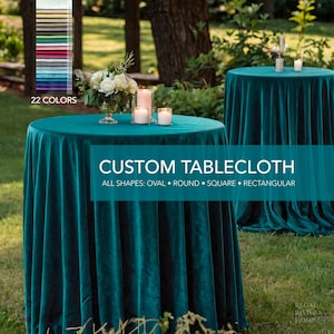 Może przedstawiać: Dwa okrągłe, turkusowe aksamitne obrusy są prezentowane na zewnątrz, z świecami i kompozycjami kwiatowymi na wierzchu. Obraz zawiera paletę kolorów z 22 opcjami oraz tekst "CUSTOM TABLECLOTH" i "WSZYSTKIE KSZTAŁTY: OWALNY • OKRĄGŁY • KWADRATOWY • PROSTOKĄTNY."