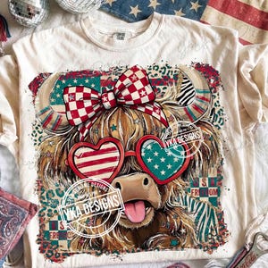 Może przedstawiać: Zestaw trzech ceramicznych kubków z nakrapianym, matowym wykończeniem. Kubki są w odcieniach kremu, jasnoszarym i ciemnoszarym. Każdy kubek ma prosty, minimalistyczny design.