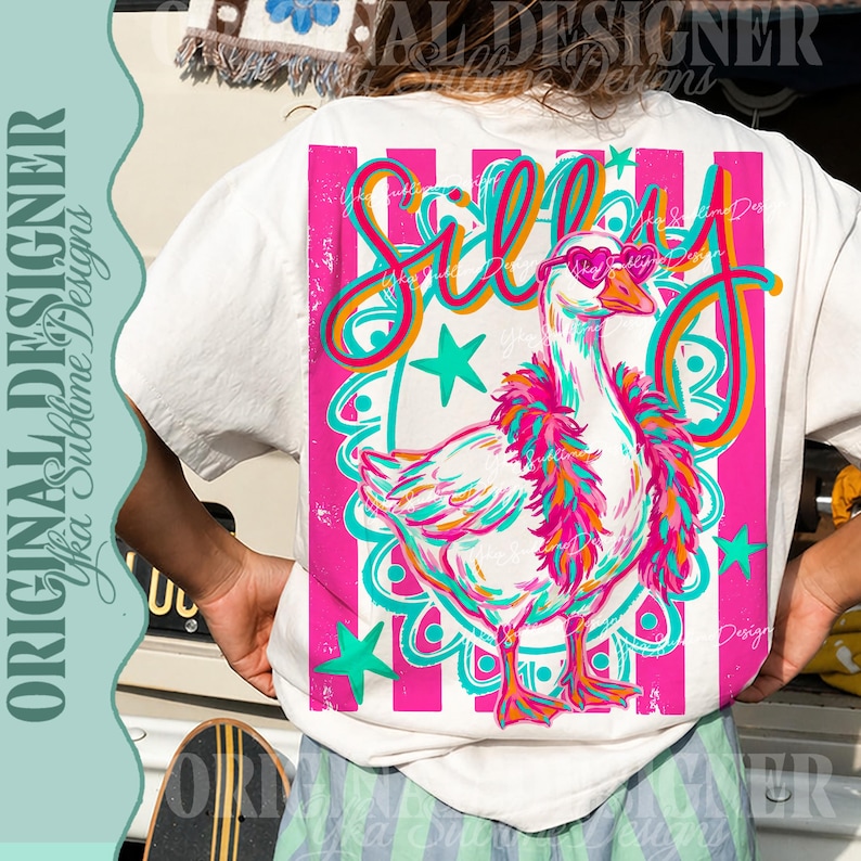 K&ouml;nnte beinhalten: Wei&szlig;es T-Shirt mit einer farbenfrohen Grafik einer Gans mit herzf&ouml;rmiger Sonnenbrille und Federboa. Das Wort "Silly" ist in einer verspielten Schriftart geschrieben. Das Design enth&auml;lt rosa, t&uuml;rkis und gelbe Akzente.