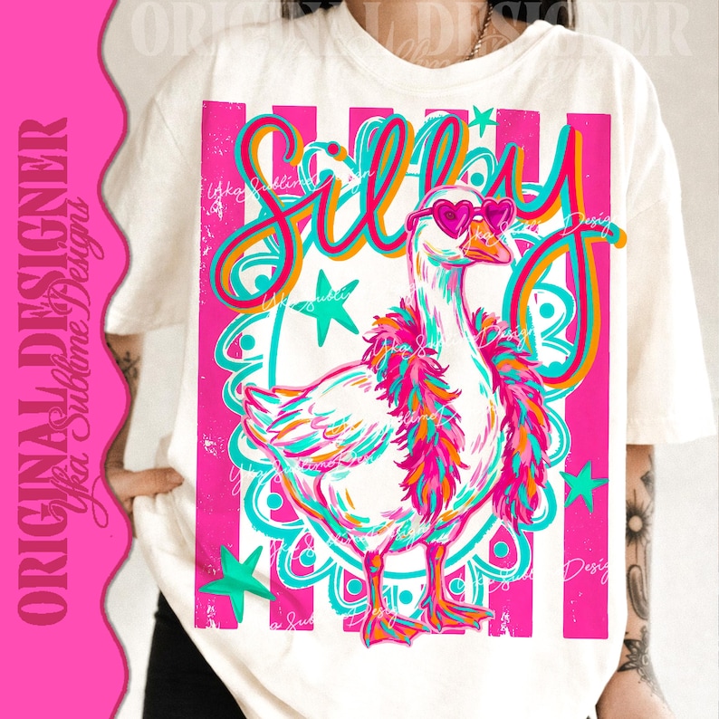 K&ouml;nnte beinhalten: Cremefarbenes T-Shirt mit einer skurrilen Gans, die eine herzf&ouml;rmige Sonnenbrille und eine bunte Boa tr&auml;gt. Das Wort "Silly" steht in einer verspielten Schriftart &uuml;ber der Gans. Das Design enth&auml;lt rosa, t&uuml;rkis und orangefarbene Akzente.