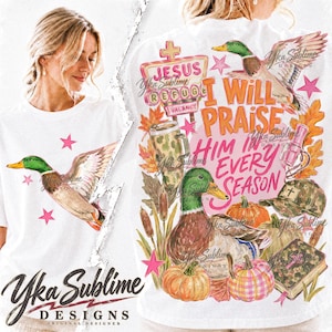 Può includere: Una t-shirt bianca con una stampa grafica di germani reali, zucche, un bicchiere mimetico, un berretto da baseball mimetico e un libro. Il testo recita "JESUS REFUGE" e "I WILL PRAISE HIM IN EVERY SEASON", con stelle rosa e foglie autunnali.