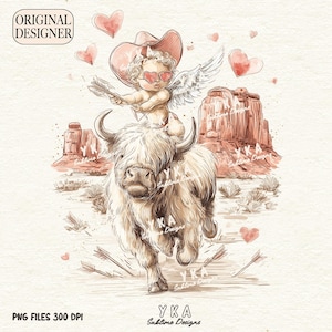 Può includere: Illustrazione digitale di un Cupido cherubino con cappello da cowboy e occhiali da sole a forma di cuore, in sella a una mucca delle Highlands. L'opera d'arte include frecce, cuori e un paesaggio desertico. Il testo include "Original Designer", "YKA Sublime Designs" e "PNG Files 300 DPI".