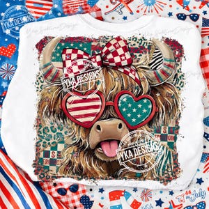 Puede incluir: Sudadera blanca con un dise&ntilde;o de vaca de las Tierras Altas. La vaca lleva gafas de sol en forma de coraz&oacute;n en rojo, blanco y azul, y un lazo a cuadros rojo y blanco. El dise&ntilde;o tiene elementos patri&oacute;ticos y el texto "YKA DESIGNS".