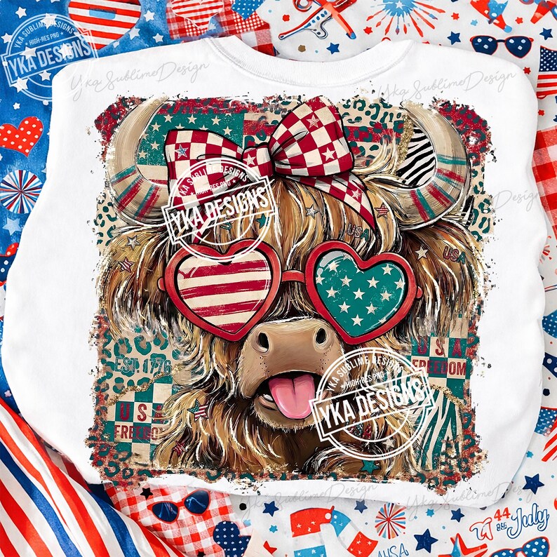 Puede incluir: Sudadera blanca con un dise&ntilde;o de vaca de las Tierras Altas. La vaca lleva gafas de sol en forma de coraz&oacute;n en rojo, blanco y azul, y un lazo a cuadros rojo y blanco. El dise&ntilde;o tiene elementos patri&oacute;ticos y el texto "YKA DESIGNS".