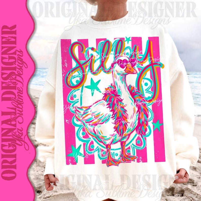 K&ouml;nnte beinhalten: Cremefarbenes Sweatshirt mit einem farbenfrohen Aufdruck einer Gans mit herzf&ouml;rmiger Sonnenbrille und Federboa. Das Wort "Silly" steht in verspielter Schrift &uuml;ber der Gans, mit rosa und t&uuml;rkisfarbenen Akzenten. Das Design umfasst Sterne und einen dekorativen Rand.
