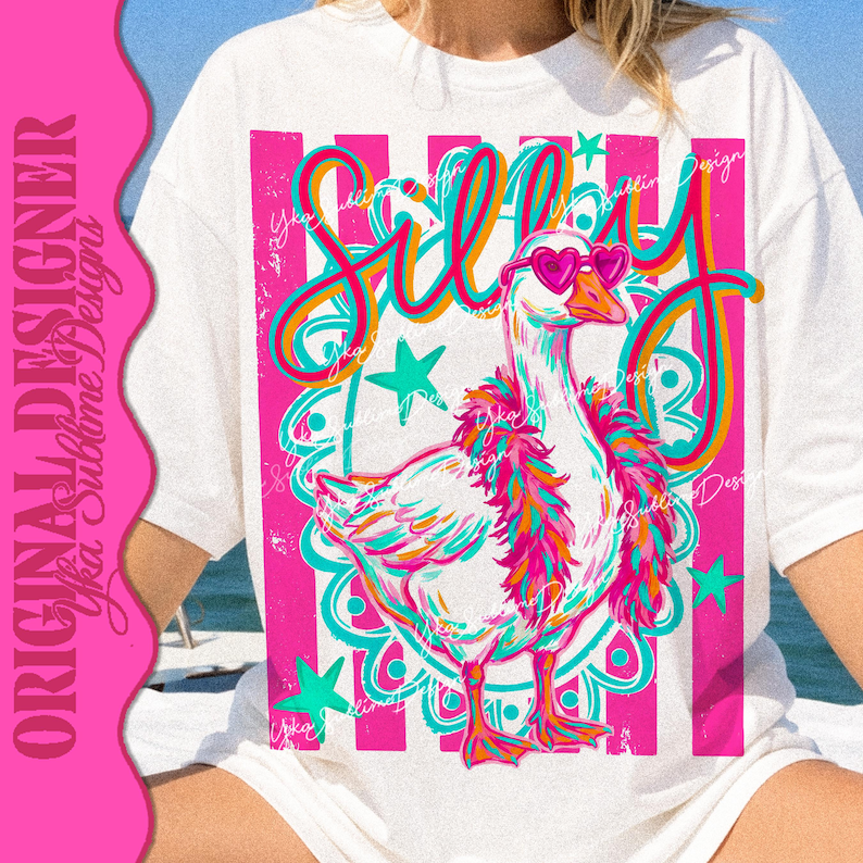 K&ouml;nnte beinhalten: Wei&szlig;es T-Shirt mit einer farbenfrohen Illustration einer Gans mit herzf&ouml;rmiger Sonnenbrille. Das Wort "Silly" steht in einer verspielten Schriftart &uuml;ber der Gans. Das Design umfasst rosa und t&uuml;rkisfarbene Akzente, Sterne und einen dekorativen Rahmen.