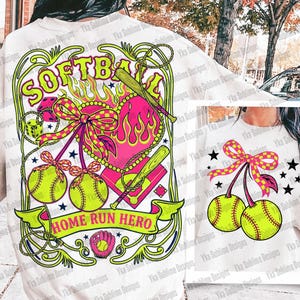 Puede incluir: Sudadera blanca con un dise&ntilde;o vibrante de softbol. Presenta la palabra "SOFTBALL" en verde ne&oacute;n, un coraz&oacute;n rosa con llamas, pelotas de softbol, bates y el texto "HOME RUN HERO".