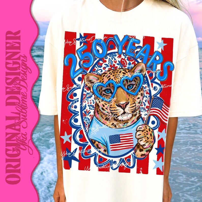 Op de afbeelding: Cr&egrave;mekleurig T-shirt met een luipaard met een blauwe hartvormige bril en een blauw shirt met een Amerikaans vlagontwerp. Het shirt heeft de tekst "250 YEARS" in blauw, met rode en blauwe patriottische sterren en strepen.