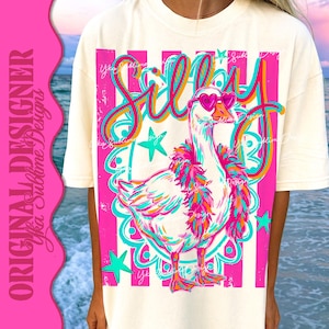 K&ouml;nnte beinhalten: Cremefarbenes T-Shirt mit einem farbenfrohen Design. Es zeigt eine Gans mit herzf&ouml;rmiger Sonnenbrille und dem Wort "Silly" dar&uuml;ber. Das Design umfasst rosa, t&uuml;rkis und gelbe Akzente, mit Sternen und einem dekorativen Rand.