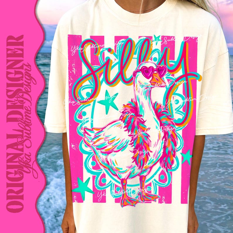 K&ouml;nnte beinhalten: Cremefarbenes T-Shirt mit einem farbenfrohen Design. Es zeigt eine Gans mit herzf&ouml;rmiger Sonnenbrille und dem Wort "Silly" dar&uuml;ber. Das Design umfasst rosa, t&uuml;rkis und gelbe Akzente, mit Sternen und einem dekorativen Rand.