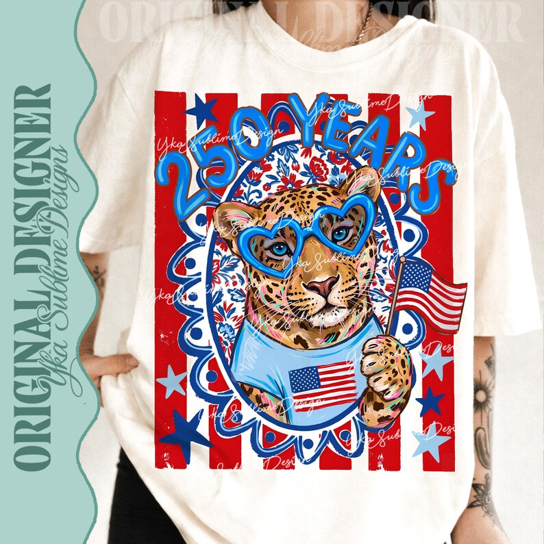 Op de afbeelding: Cr&egrave;mekleurig T-shirt met een luipaard met een blauwe hartvormige bril en een lichtblauw shirt met een Amerikaanse vlag. Het ontwerp bevat de tekst "250 YEARS" in blauw, rode strepen en blauwe sterren, ter viering van een jubileum.
