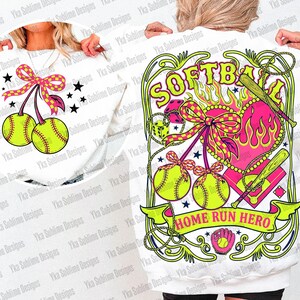 Puede incluir: Sudadera blanca con un dise&ntilde;o de softbol. La parte delantera muestra dos pelotas de softbol con un lazo y estrellas. La parte trasera presenta la palabra "SOFTBALL", un coraz&oacute;n, bates y el texto "HOME RUN HERO".