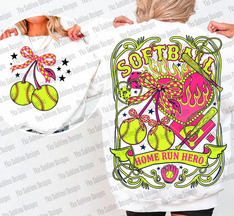 Puede incluir: Sudadera blanca con un dise&ntilde;o de softbol. La parte delantera muestra dos pelotas de softbol con un lazo y estrellas. La parte trasera presenta la palabra "SOFTBALL", un coraz&oacute;n, bates y el texto "HOME RUN HERO".