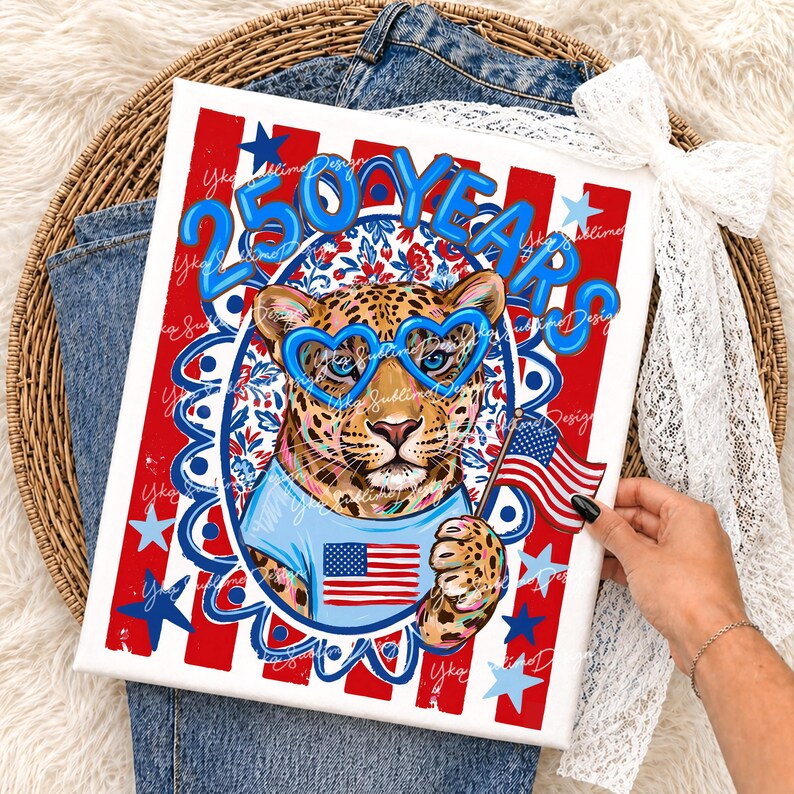Op de afbeelding: Patriottische canvas print met een luipaard met een hartvormige bril en een shirt met de Amerikaanse vlag. De print heeft de tekst "250 YEARS" in blauw, tegen een rood-wit gestreepte achtergrond met blauwe sterren.