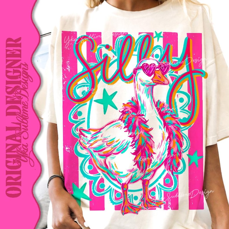 K&ouml;nnte beinhalten: Cremefarbenes T-Shirt mit einer skurrilen Gans, die eine herzf&ouml;rmige Sonnenbrille und eine bunte Boa tr&auml;gt. Das Wort "Silly" ist in einer verspielten Schriftart geschrieben. Das Design umfasst rosa Streifen und t&uuml;rkisfarbene Sterne.