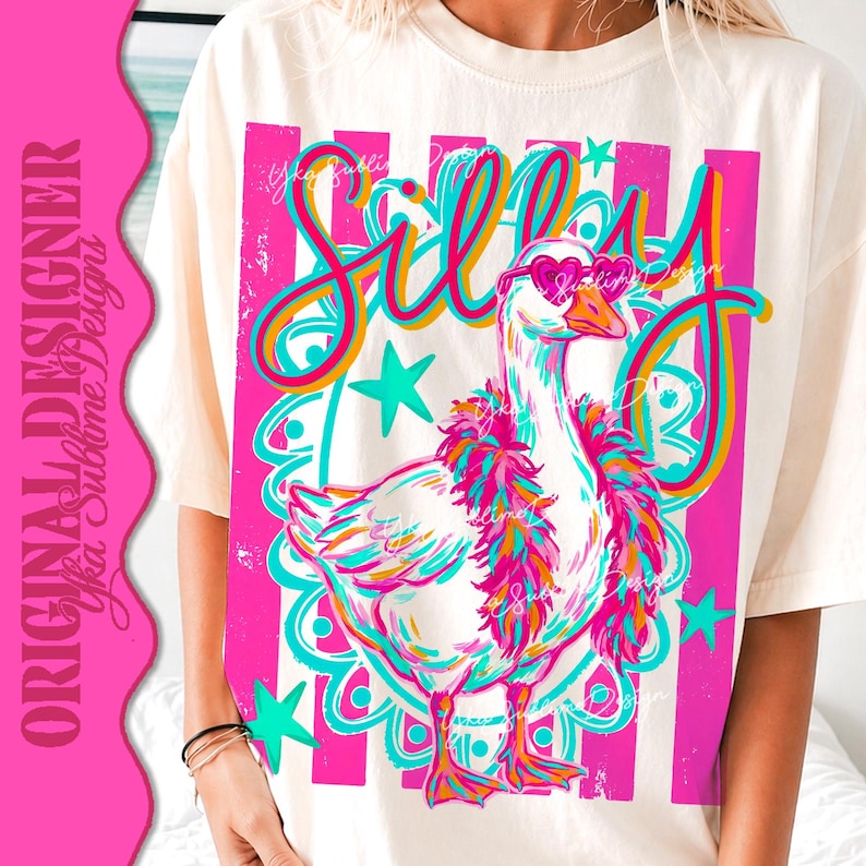 K&ouml;nnte beinhalten: Cremefarbenes T-Shirt mit einer skurrilen Gans, die eine herzf&ouml;rmige Sonnenbrille und eine Federboa tr&auml;gt. Das Wort "Silly" ist in farbenfroher Schrift &uuml;ber der Gans geschrieben. Pinke und t&uuml;rkisfarbene Akzente und Sterne vervollst&auml;ndigen das Design.