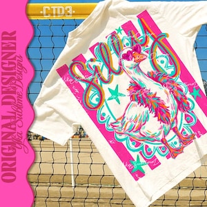 K&ouml;nnte beinhalten: Wei&szlig;es T-Shirt mit einem farbenfrohen Aufdruck einer Gans mit herzf&ouml;rmiger Sonnenbrille und Federboa. Das Wort "Silly" ist in einer verspielten Schriftart geschrieben, mit rosa und t&uuml;rkisfarbenen Akzenten. Das Shirt hat einen rosa-wei&szlig; gestreiften Hintergrund.