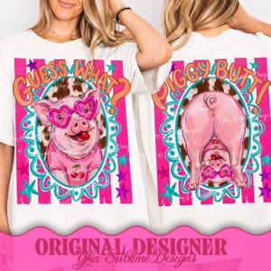 Op de afbeelding: Wit T-shirt met een roze varken met een hartvormige zonnebril en een kers, met de tekst "GUESS WHAT?". De achterkant toont de achterkant van een varken met "PIGGY BUTT!". Het ontwerp bevat roze, turquoise en bruine accenten.
