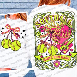 Puede incluir: Camiseta blanca con un dise&ntilde;o tem&aacute;tico de softbol. El dise&ntilde;o incluye la palabra "SOFTBALL" en verde ne&oacute;n, un coraz&oacute;n rosa con llamas, pelotas de softbol, bates y el texto "HOME RUN HERO".