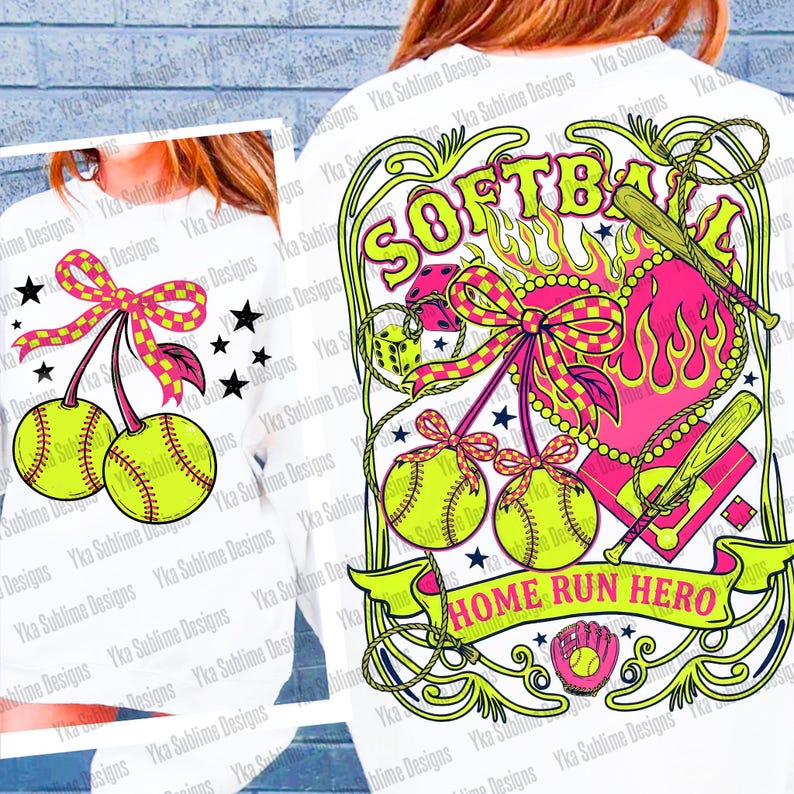 Puede incluir: Camiseta blanca con un dise&ntilde;o tem&aacute;tico de softbol. El dise&ntilde;o incluye la palabra "SOFTBALL" en verde ne&oacute;n, un coraz&oacute;n rosa con llamas, pelotas de softbol, bates y el texto "HOME RUN HERO".