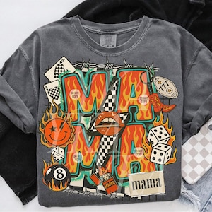 Puede incluir: Sudadera gris con un dise&ntilde;o gr&aacute;fico llamativo. El dise&ntilde;o presenta la palabra "MAMA" en llamas, naipes, dados, una carita sonriente y una bota de vaquero. El texto "DO NOT COPY" tambi&eacute;n est&aacute; presente.
