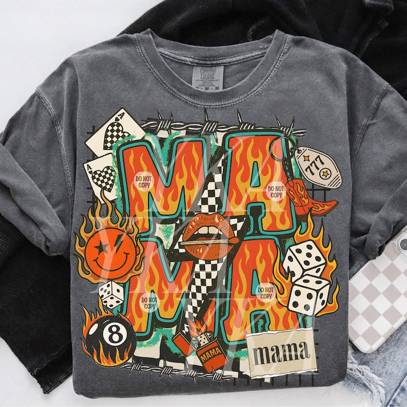 Puede incluir: Sudadera gris con un dise&ntilde;o gr&aacute;fico llamativo. El dise&ntilde;o presenta la palabra "MAMA" en llamas, naipes, dados, una carita sonriente y una bota de vaquero. El texto "DO NOT COPY" tambi&eacute;n est&aacute; presente.
