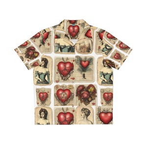 Könnte beinhalten: Kurzärmeliges Hemd mit einem sich wiederholenden Muster aus Illustrationen im Vintage-Stil. Das Design zeigt rote Herzen, Rosen und Porträts von Frauen in antiken Kleidern auf cremefarbenem Hintergrund.