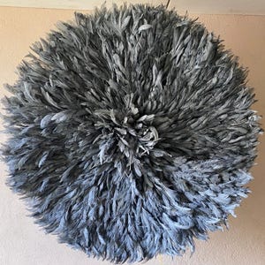 Decoração de parede com chapéu Juju cinza. Arte de parede com penas africanas.