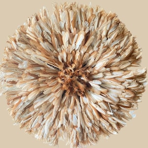 Chapéu Juju bege para pendurar na parede – Arte de parede com penas africanas bege, decoração para chapéu Juju marrom natural