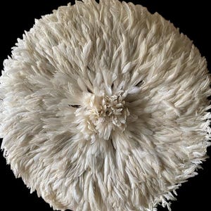 Chapéu Juju de penas brancas feito à mão: decoração de parede estilo boho africano