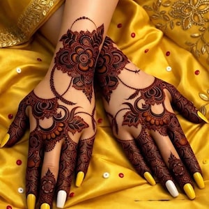 Peut inclure: Gros plan sur des mains ornées de motifs complexes au henné dans des tons bruns et orangés. Les ongles sont peints en jaune vif et blanc. Le fond est un tissu jaune vif.
