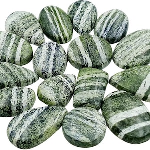 Könnte beinhalten: Eine Sammlung getrommelter Steine mit grünen und weißen Streifen. Die Steine variieren in Größe und Form und haben eine glatte, polierte Oberfläche. Die Natursteine sind auf weißem Hintergrund angeordnet.