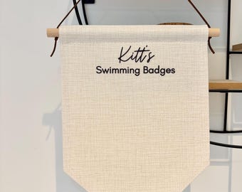 Personalisierter Schwimmabzeichen-Halter Wimpel, benutzerdefinierter Name, hängendes Banner für Schwimmabzeichen, Kinderzimmer-Anzeige, Schwimmpreis-Organisator