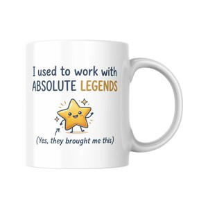 Pode incluir: Uma caneca de cerâmica branca com o texto em azul escuro I used to work with ABSOLUTE LEGENDS, uma estrela amarela de desenho animado com um rosto sorridente e o texto (Yes, they brought me this) em azul escuro na parte inferior.