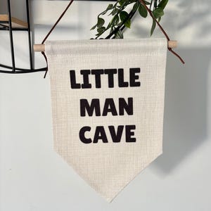 Höhle des kleinen Mannes, Wandbehang Wimpel, Kindertür, Wandschild, Raumdeko, Kinderzimmer, Spielzimmer, Kinderzimmer, Schlafzimmerschild, Banner, Jungen